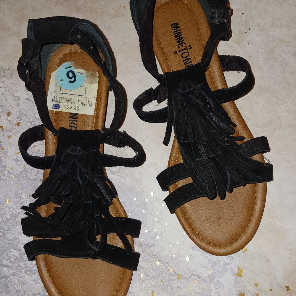Minnetonka fringed sandals black size 6